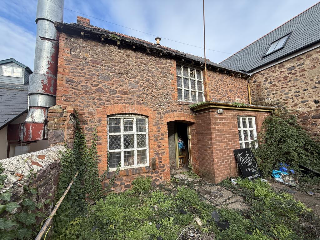 Lot: 66 - FORMER COACH HOUSE WITH PLANNING PERMISSION FOR CONVERSION TO FORM A TWO STOREY SINGLE DWELLING - General view of property